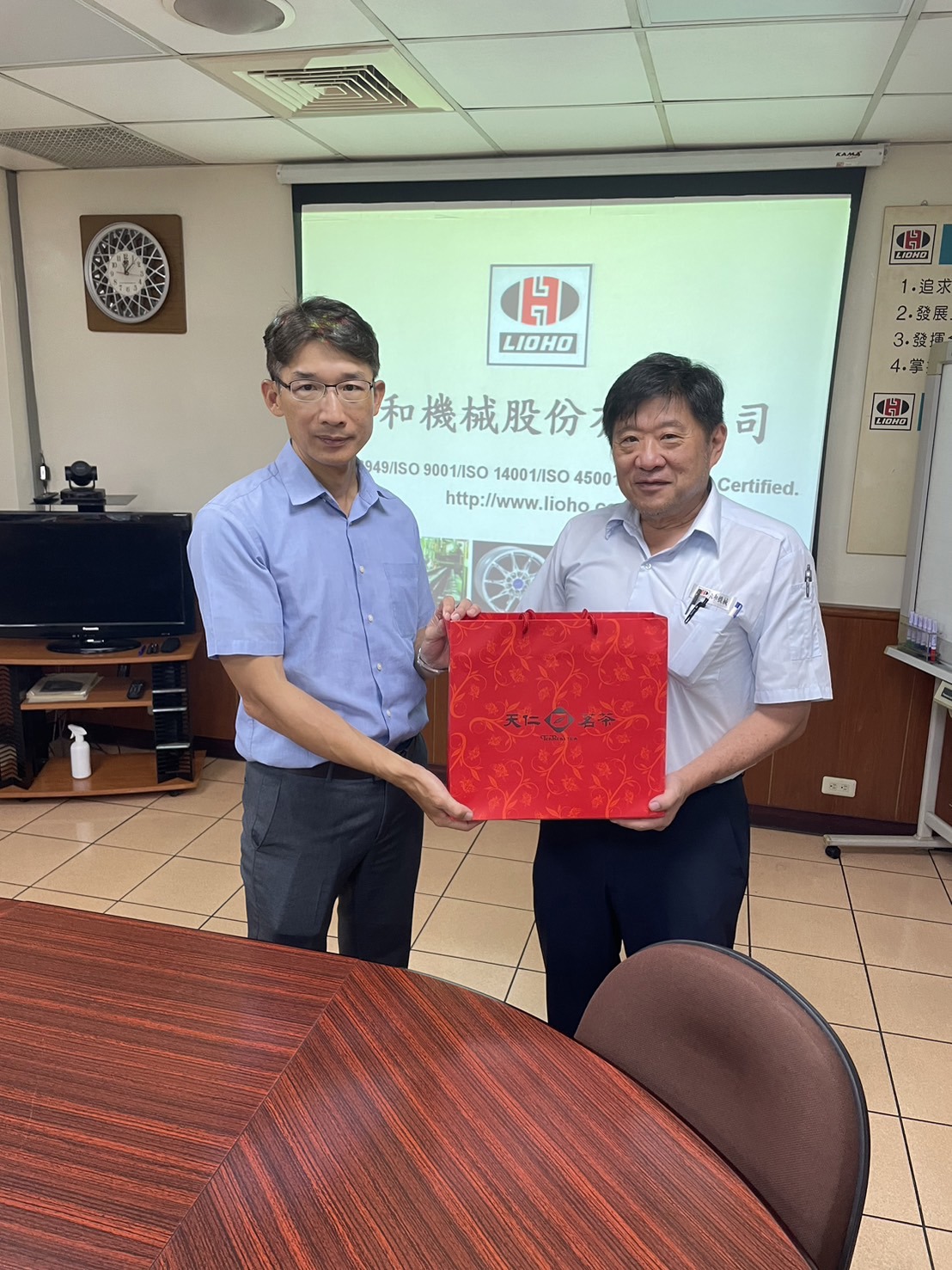 林理事長等理監事及廖榮譽理事長拜會六和公司宗董事長